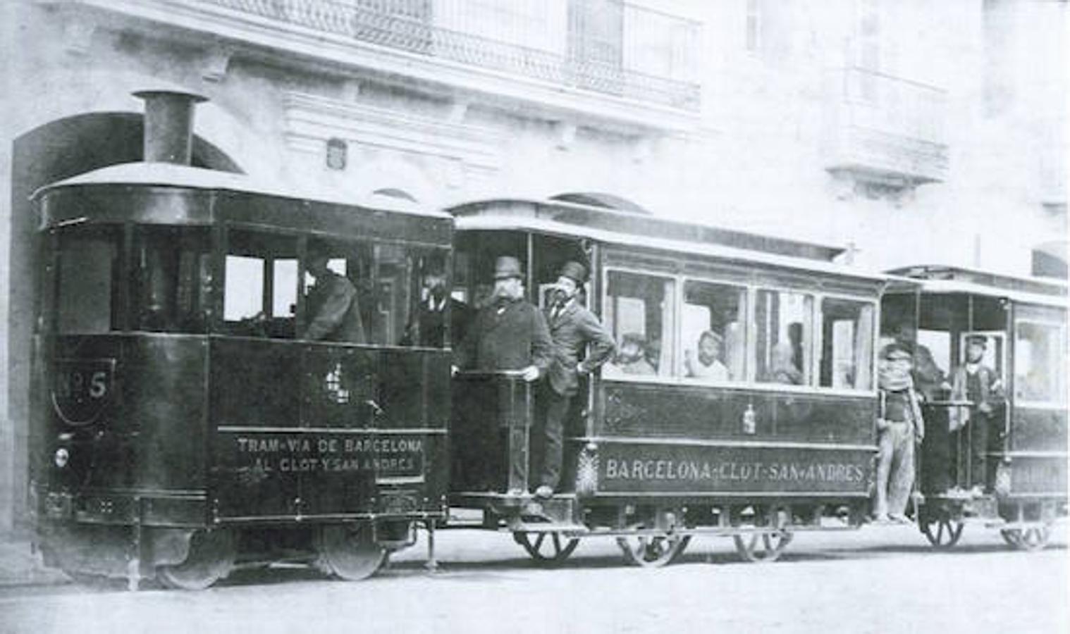 Tranvía a vapor en una calle barcelonesa. La máquina era una Merryweather de factura británica. En el costado de los coches figura el recorrido de la línea: Barcelona-Clot-San Andrés, trayecto que se inauguró en 1877. http://tranviasdevapor.blogspot.com/. 