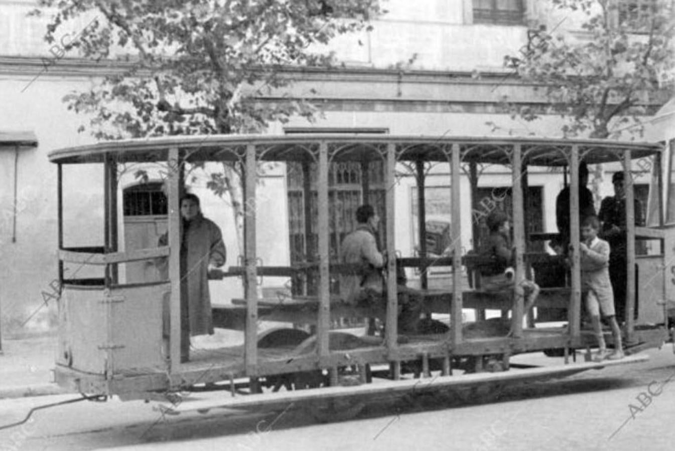 En 1899 circulaban en Sevilla los primeros tranvías eléctricos cuyos coches reunían escasa seguridad para los usuarios. Fotografía de Serrano publicada por ABC el 31 de diciembre de 1928. 