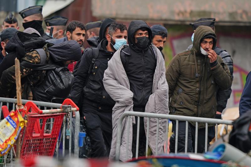 Los desalojados guardan fila para abandonar la zona. 