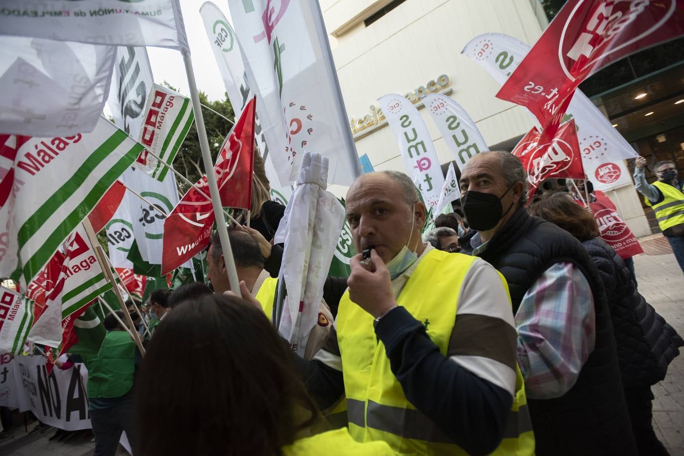 La protesta de empleados de Unicaja por el ERE, en imágenes