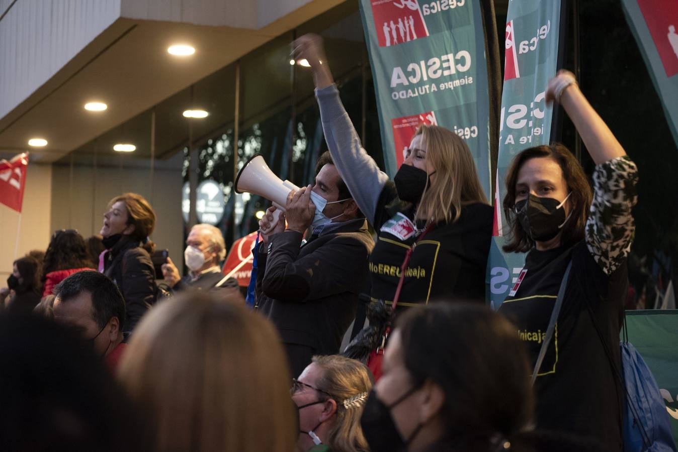 La protesta de empleados de Unicaja por el ERE, en imágenes