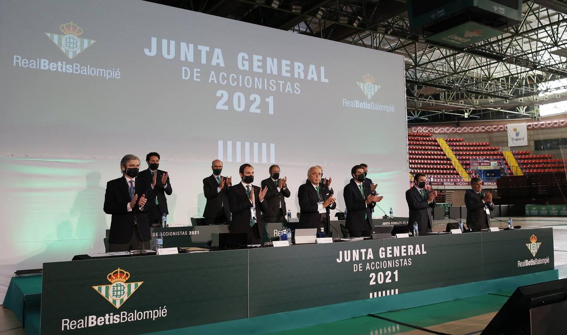 En imágenes, la junta general de accionistas del Real Betis Balompié