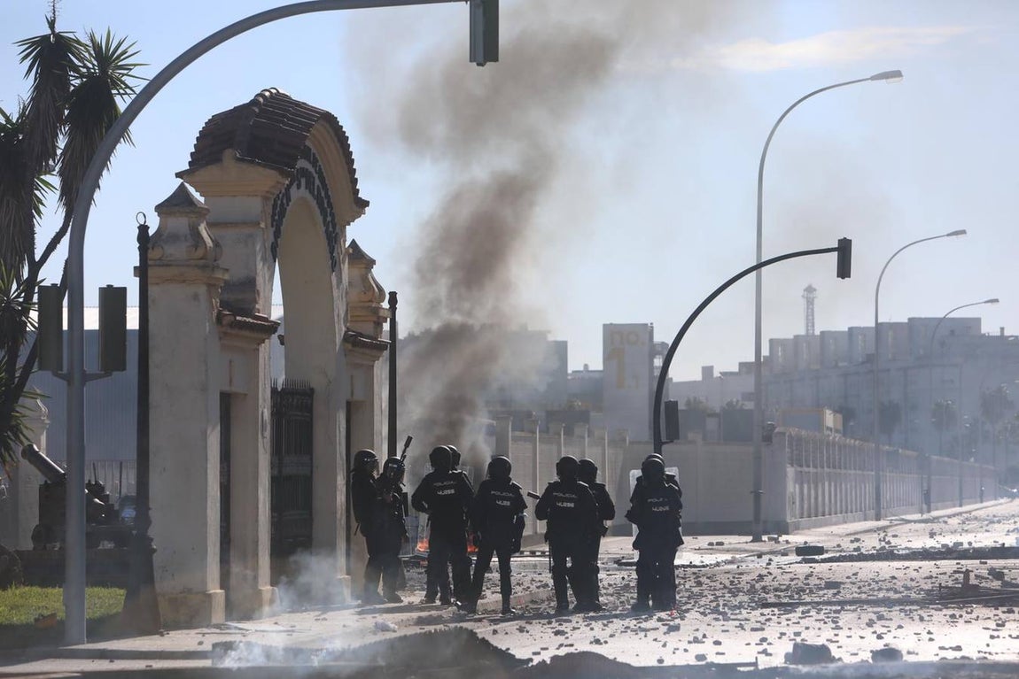 Fotos: La Policía actúa en la protesta del Metal en Cádiz