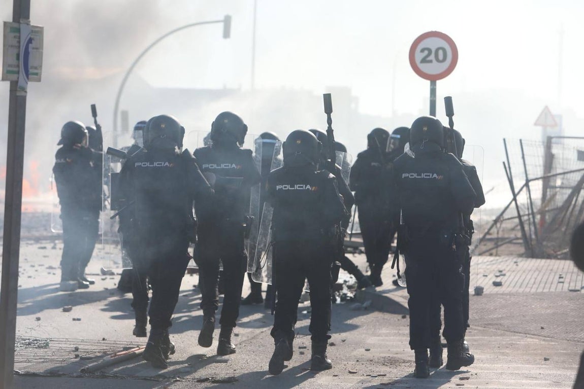 Fotos: La Policía actúa en la protesta del Metal en Cádiz
