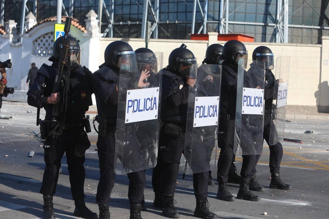 Fotos: La Policía actúa en la protesta del Metal en Cádiz