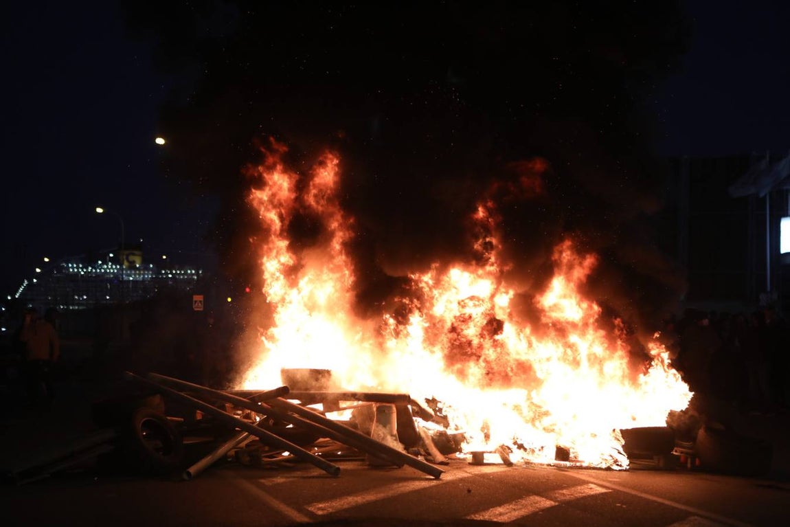Fotos: La Policía actúa en la protesta del Metal en Cádiz