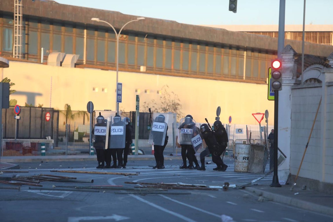 Fotos: La Policía actúa en la protesta del Metal en Cádiz