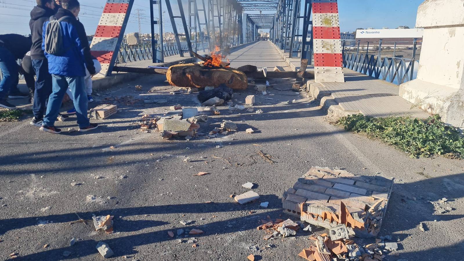 Fotos: Tensión en el Puente de Hierro en San Fernando