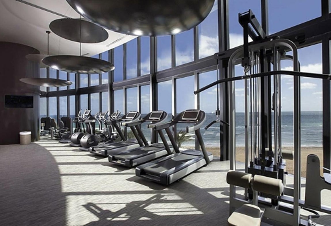 El lujoso ático que Messi vende en Miami. Otro de los puntos fuertes de la construcción es su exclusivo gimnasio con vistas, con maquinaria de última generación de Technogym.
