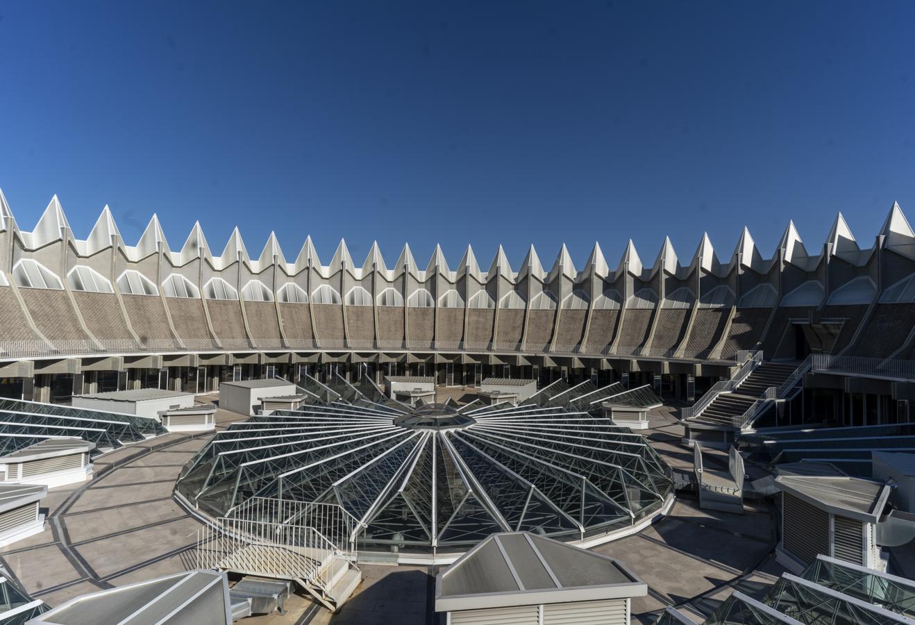 La emblemática sede, un edificio conocido como la 'corona de espinas' obra de los arquitectos Fernando Higueras (1930-2008) y Antonio Miró (1931-2011), fue declarado Bien de Interés Cultural hace 20 años. En la imagen, una vista de su parte superior. 