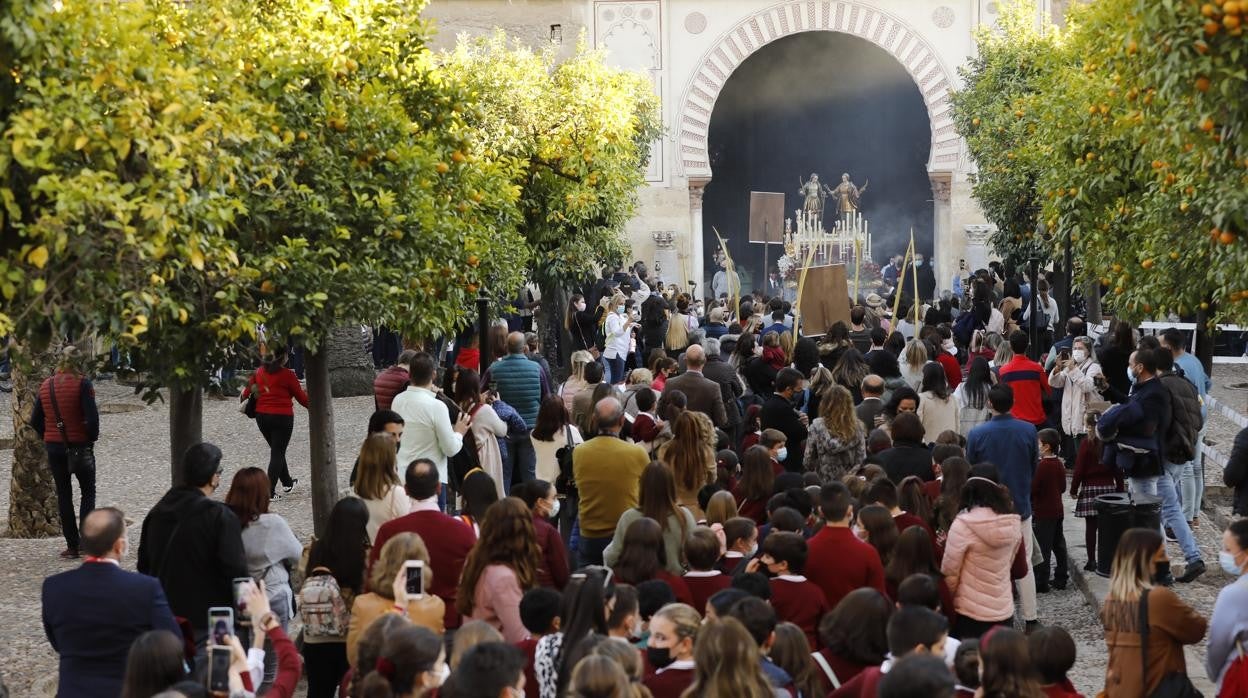 La procesión de San Acisclo y Santa Victoria, patronos de Córdoba, en imágenes