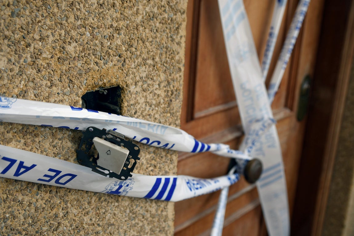 En imágenes,  el inmueble en el que han muerto tres personas en un incendio &#039;intencionado&#039;en Almería