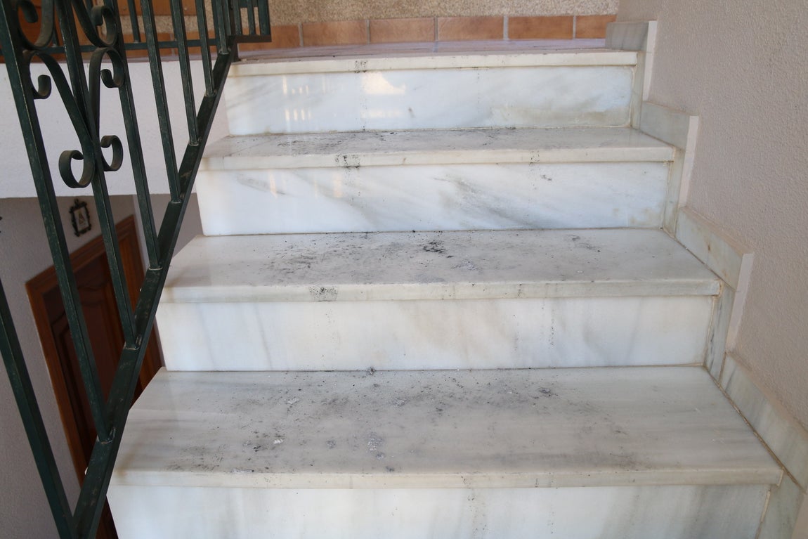 En imágenes,  el inmueble en el que han muerto tres personas en un incendio &#039;intencionado&#039;en Almería