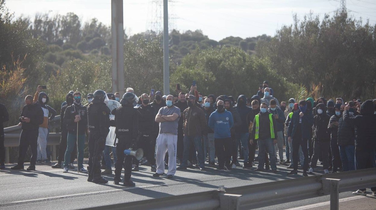 Los piquetes del metal cortan el acceso al hospital de La Línea