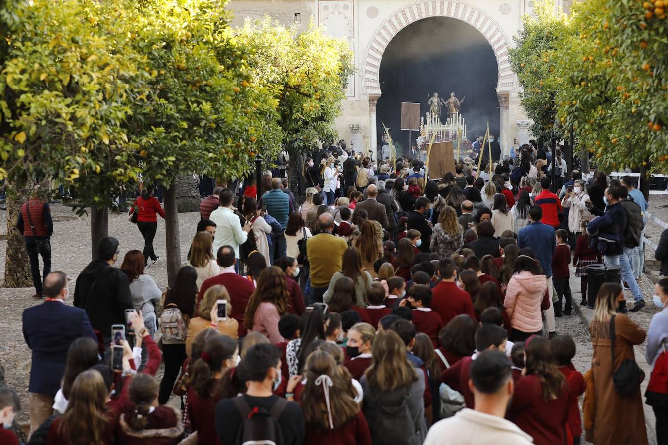 La fe más joven acompaña por las calles a los mártires San Acisclo y Santa Victoria de Córdoba