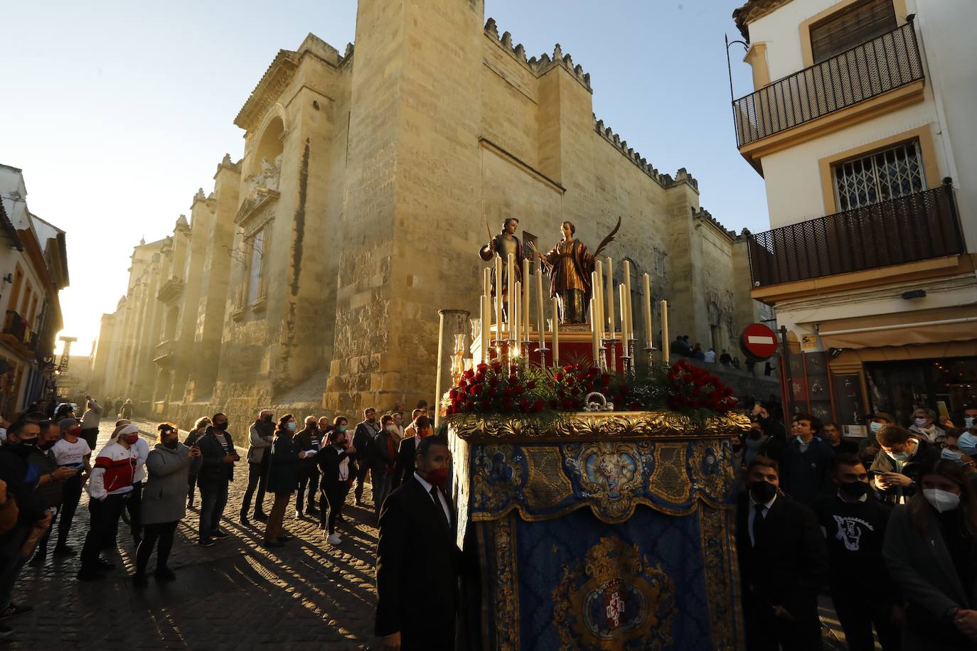 La procesión de San Acisclo y Santa Victoria, patronos de Córdoba, en imágenes