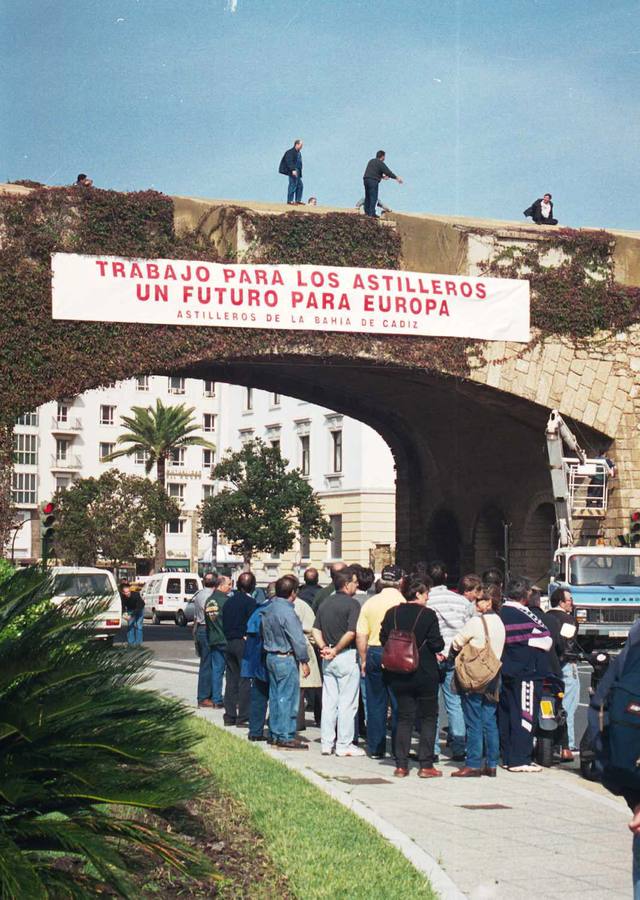 Los trabajadores de Astilleros colocan una pancarta en las Puertas de Tierra de Cádiz. 