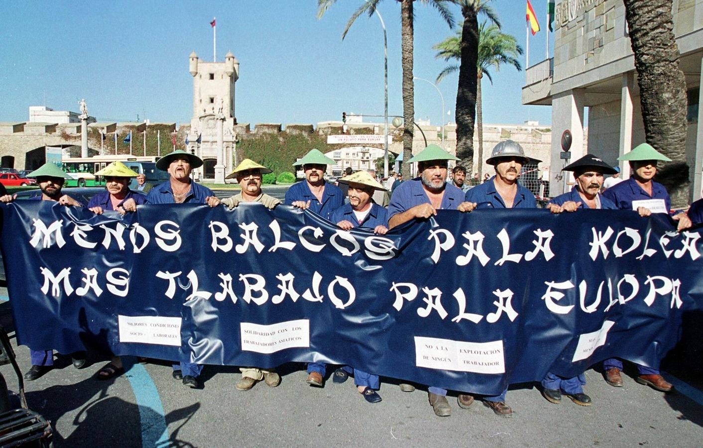 Trabajadores de Astilleros portan una pancarta en "coreano" mientras se dirigen a la subdelegación del Gobierno en la capital gaditana. 