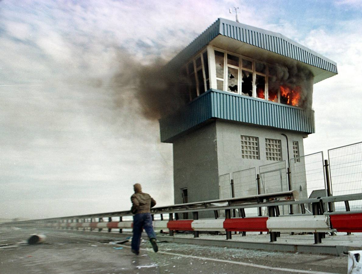 Un grupo de trabajadores de Astilleros Españoles de Puerto Real prenden fuego a la torre de control del puente José León de Carranza. 