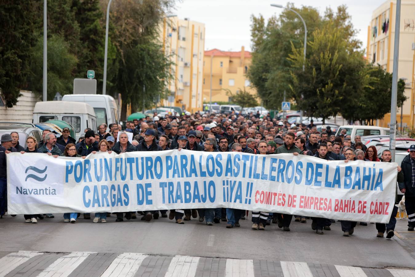 La manifestación de la plantilla de Navantia recorre las calles de Puerto Real. 