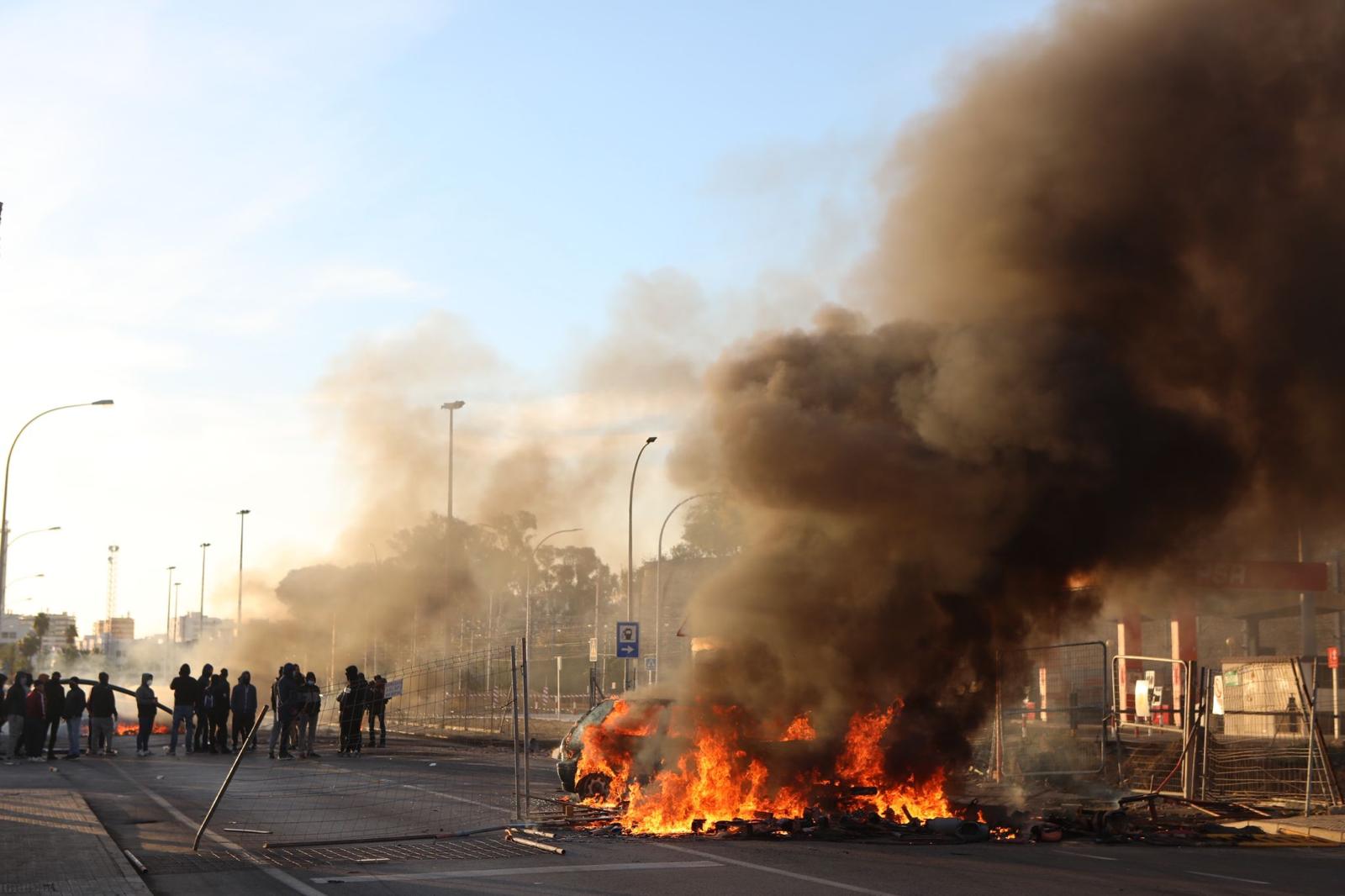 Fotos: Fuego, humo y hasta un coche ardiendo en Navantia Cádiz