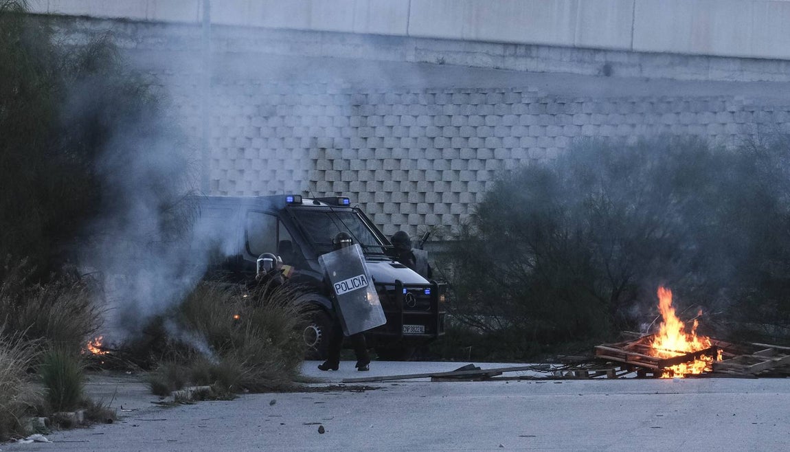 Fotos: La Policía impide que la huelga del Metal corte el puente Carranza en Cádiz