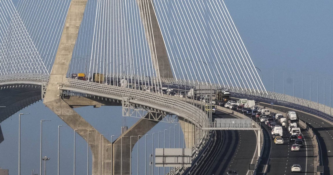 Fotos: La Policía impide que la huelga del Metal corte el puente Carranza en Cádiz