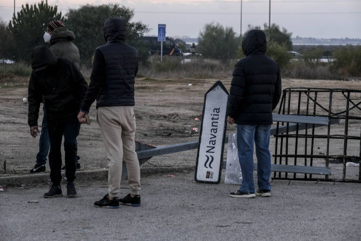 Fotos: La Policía impide que la huelga del Metal corte el puente Carranza en Cádiz