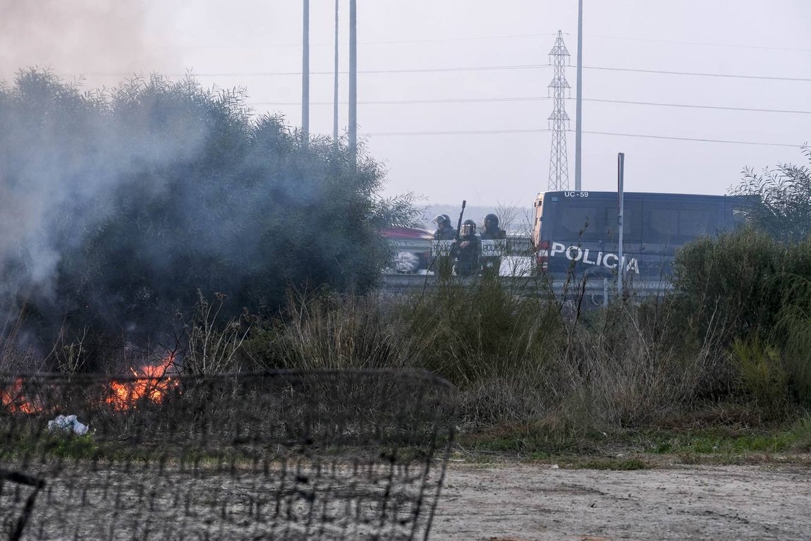 Fotos: La Policía impide que la huelga del Metal corte el puente Carranza en Cádiz