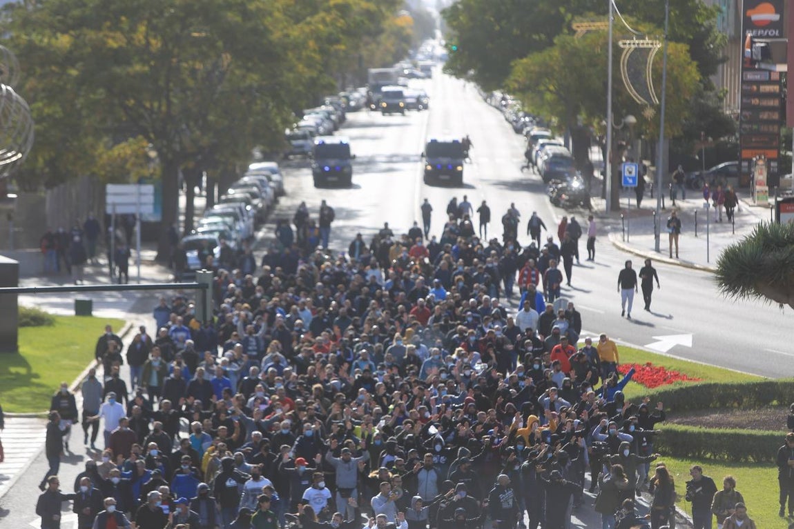 FOTOS: La huelga del Metal del jueves siembra el caos circulatorio en Cádiz por el movimiento de los piquetes