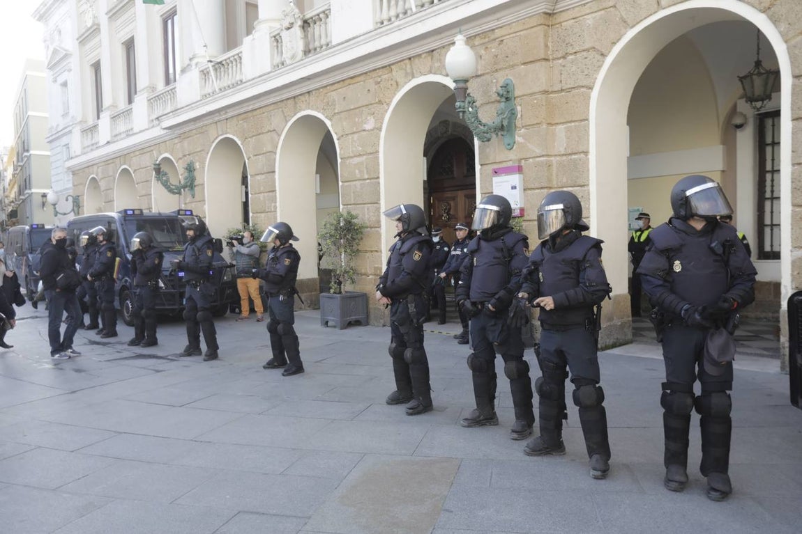 FOTOS: La huelga del Metal del jueves siembra el caos circulatorio en Cádiz por el movimiento de los piquetes