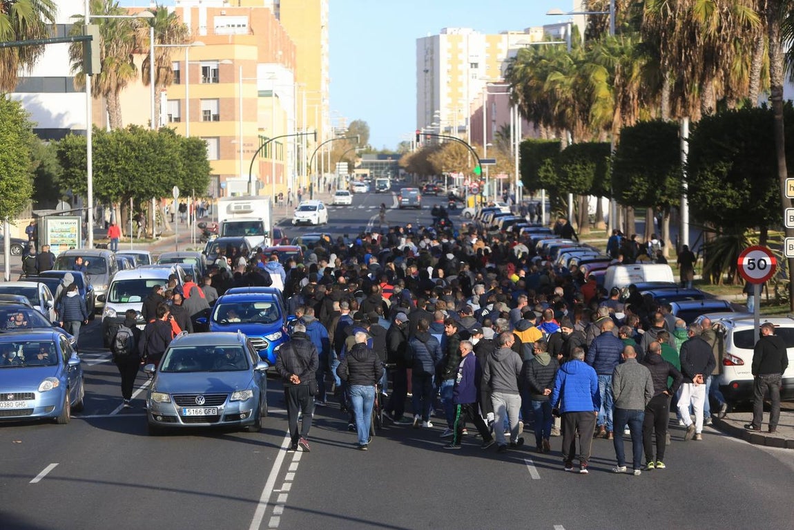 FOTOS: La huelga del Metal del jueves siembra el caos circulatorio en Cádiz por el movimiento de los piquetes