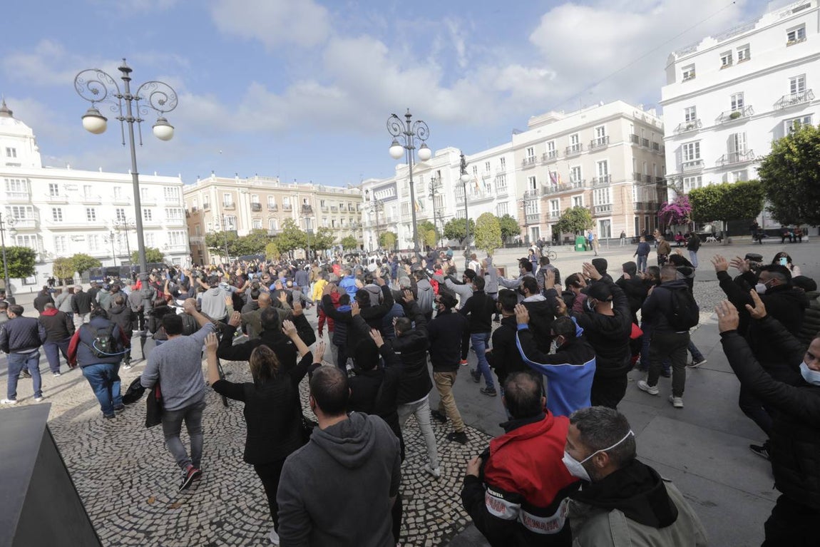 FOTOS: La huelga del Metal del jueves siembra el caos circulatorio en Cádiz por el movimiento de los piquetes