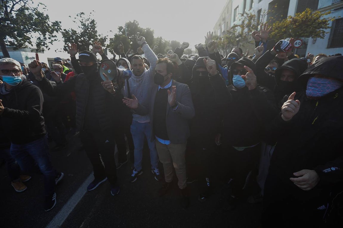 FOTOS: La huelga del Metal del jueves siembra el caos circulatorio en Cádiz por el movimiento de los piquetes