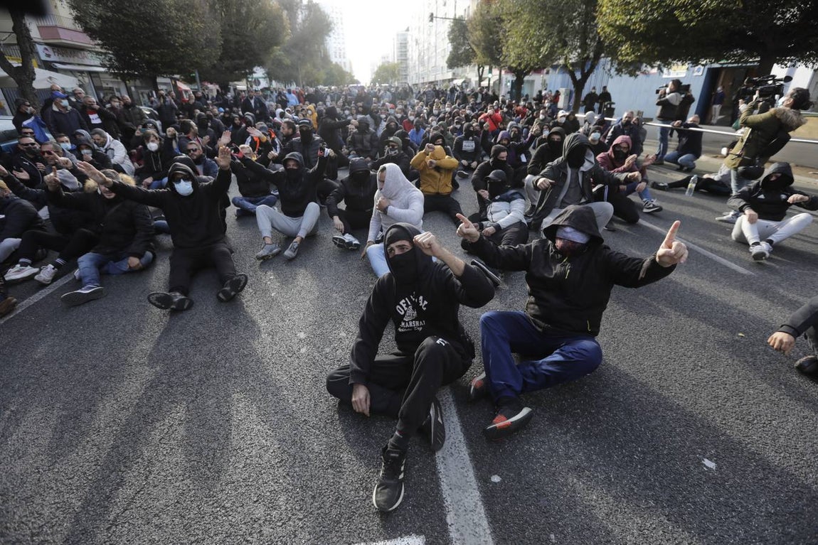 FOTOS: La huelga del Metal del jueves siembra el caos circulatorio en Cádiz por el movimiento de los piquetes