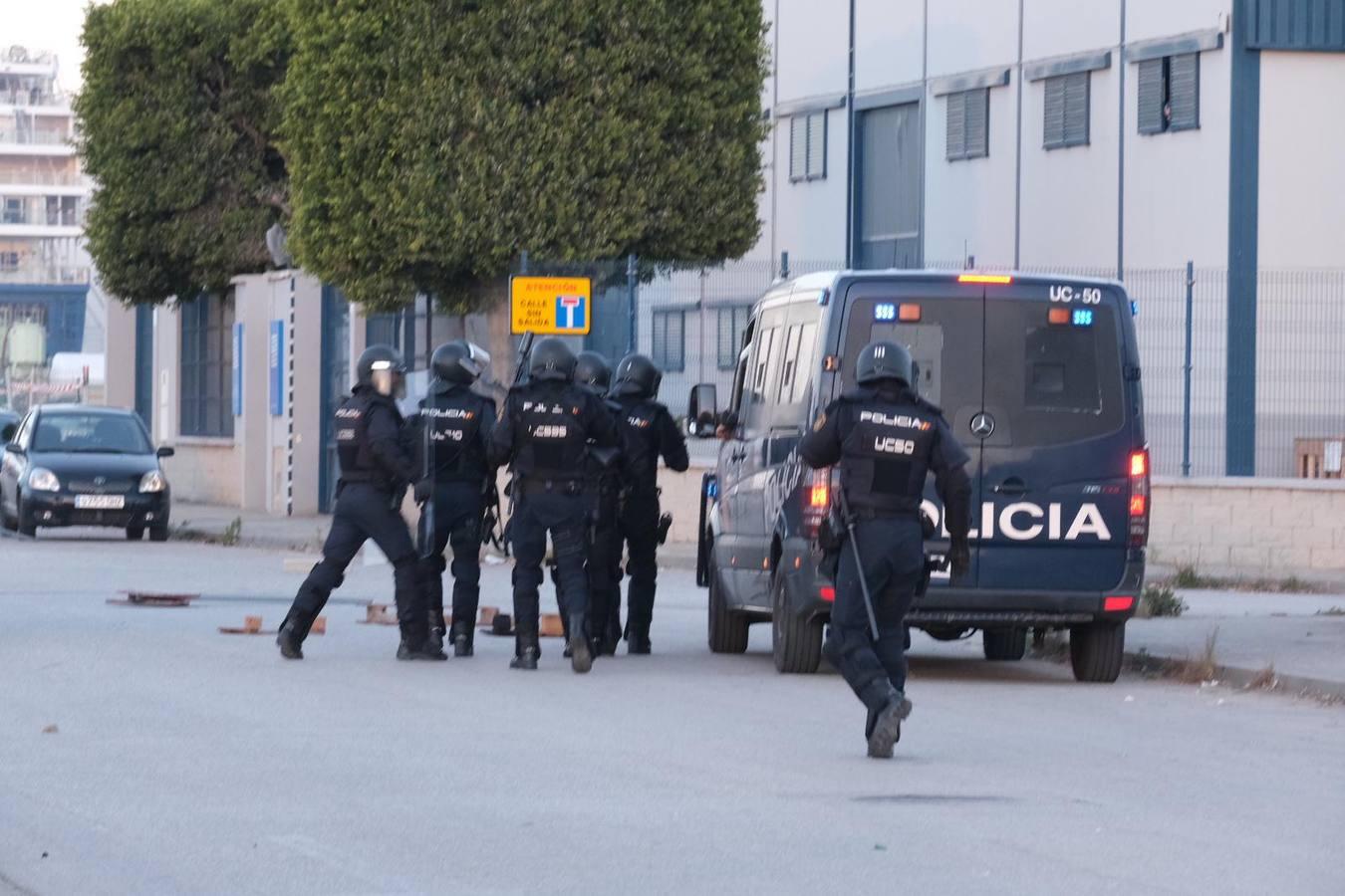 Fotos: La Policía impide que la huelga del Metal corte el puente Carranza en Cádiz