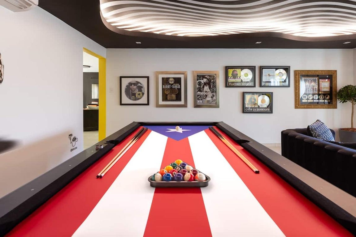 La mansión puertorriqueña que Daddy Yankee alquila en Airbnb. Entre otras comodidades, la casa cuenta con una sala de juegos, otra de cine, piscina climatizada y jacuzzi.