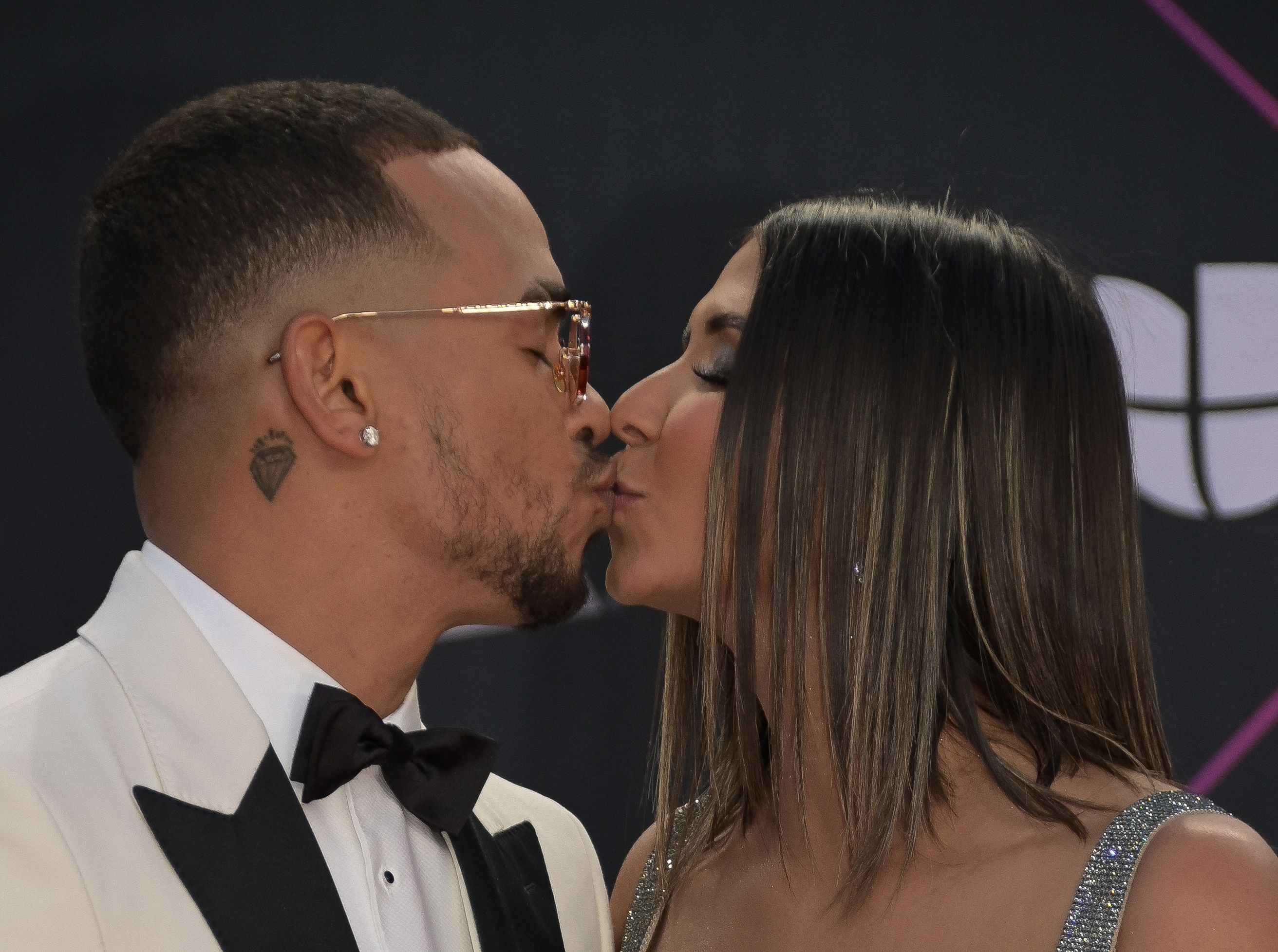 Ozuna y su mujer, Taina Marie Meléndez, se dan un beso en el photocall. 