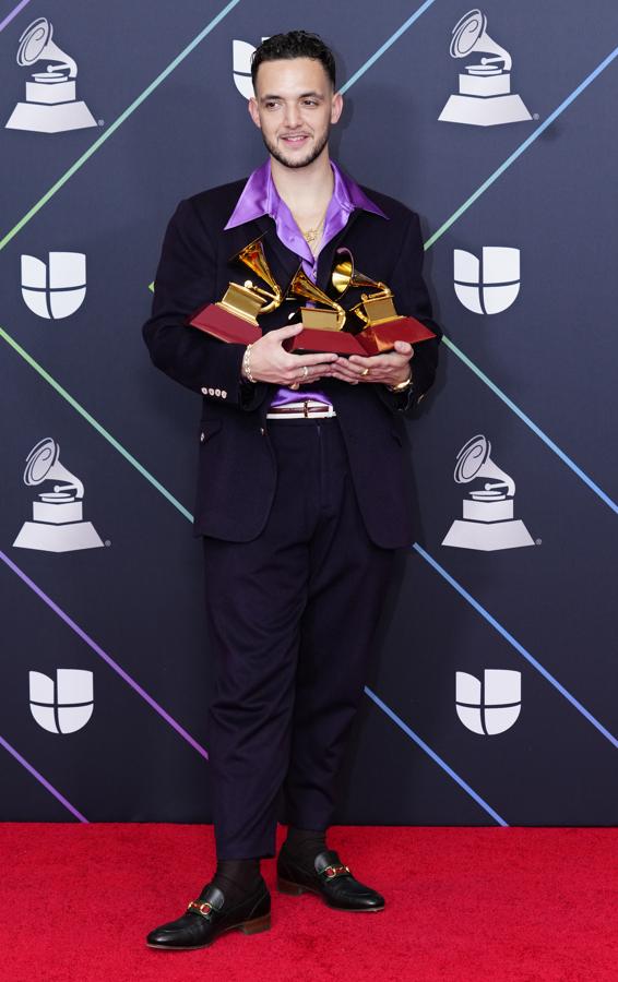 C. Tangana - Alfombra roja de los Grammy Latinos 2021. El madrileño se llevó tres galardones a casa y como suele ser habitual en sus estilismos, para recogerlos recurrió a un traje de chaqueta de estilo setentero con pantalones de cintura alta y ligeramente oversize que conjuntó con unos mocasines de Gucci. No faltó tampoco una camisa satinada con cuello XXL.
