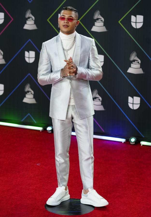 Boza - Alfombra roja de los Grammy Latinos 2021. Fue otro de los que eligió las tonalidades metalizadas con un traje plateado de corte slim fit que combinó con un jersey de cuello perkins blanco y zapatillas a juego. No faltaron tampoco las llamativas joyas y gafas de cristales rojizos.