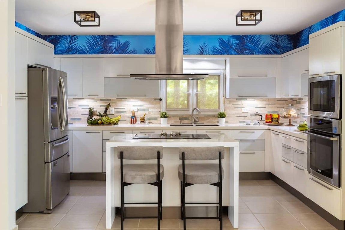 La mansión puertorriqueña que Daddy Yankee alquila en Airbnb. Todas las estancias hacen alguna referencia al estilo de vida del país con elementos tropicales que le dan un toque muy colorido y alegre. No faltan tampoco los muebles de vanguardia con los que crean contraste.