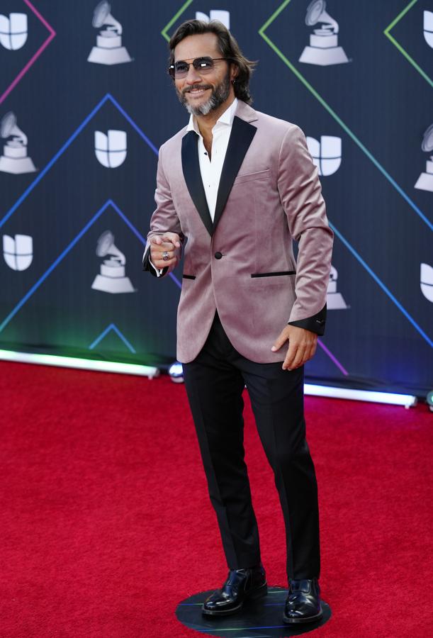 Diego Torres - Alfombra roja de los Grammy Latinos 2021. Optó por un traje de chaqueta compuesto por una blazer rosa empolvado de terciopelo con las solapas negras que combinó con unas gafas de cristales degradados de las mismas tonalidades.