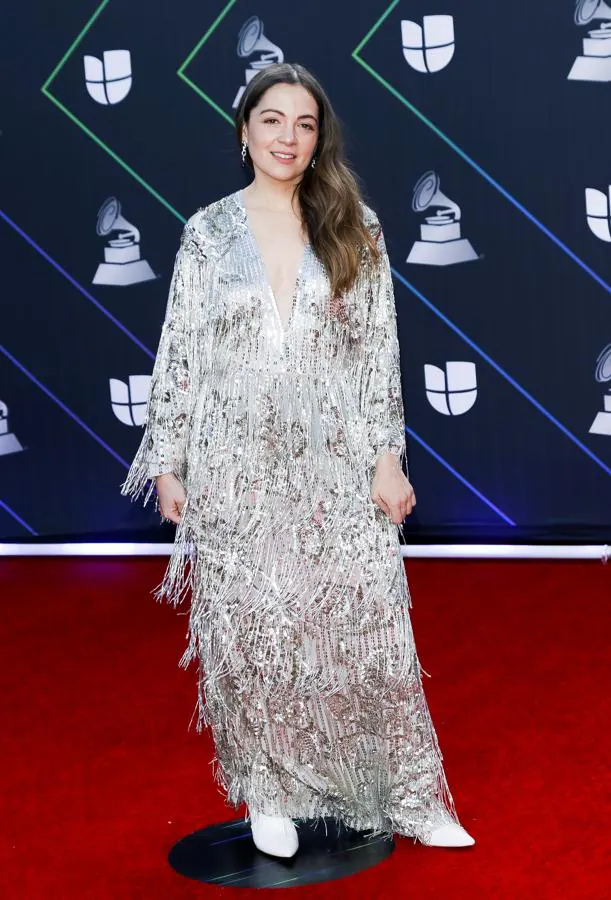 Natalia Lafourcade, en la alfombra roja de los Grammy Latinos 2021. Con diseño de flecos de Gucci.