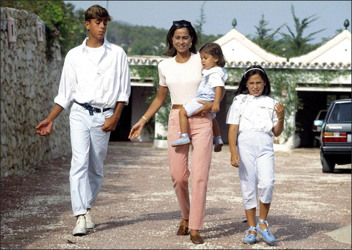 Paseando por Marbella en 1991. Isabel Preysler junto a sus hijos Enrique Iglesias,Tamara Falcó y la pequeña Ana Boyer