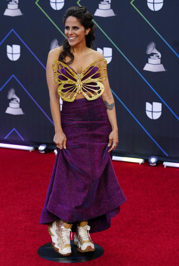 AleMor, en la alfombra roja de los Grammy Latinos 2021. Con un oroiginal diseño con mariposa en el pecho y zaparillas.