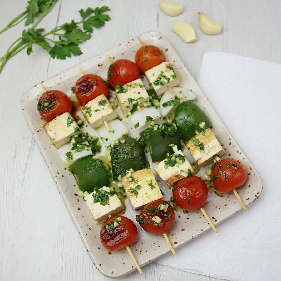 Brochetas de colores. ¿Hay algo más original? La «instagramer» Míriam Fabà ha cortado el pimiento verde y la cebolla a cuadros pequeños. Después ha cortado el tofu a dados y ha montado las brochetas. Más tarde se doran en la parrilla (vuelta y vuelta) y el aliño se realiza mezclando el ajo, el perejil, la sal y el aceite. Emplatar y... ¡Disfrutar!