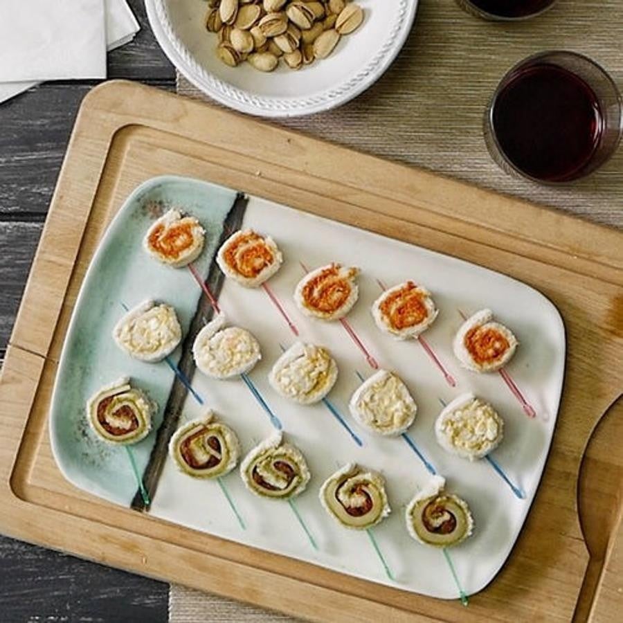 Canapé con base de calabacín. Para realizar esta receta que ha elaborado Anna del blog Recetas fáciles hay que trocear en esferas un calabacín, ponerle pimiento, <a href="https://www.abc.es/bienestar/alimentacion/abci-zanahoria-201910091020_noticia.html" target="_blank">zanahoria </a>o cualquier vegetal al gusto y añadir queso y orégano. Hornéalo hasta dorar y... ¡Listo!