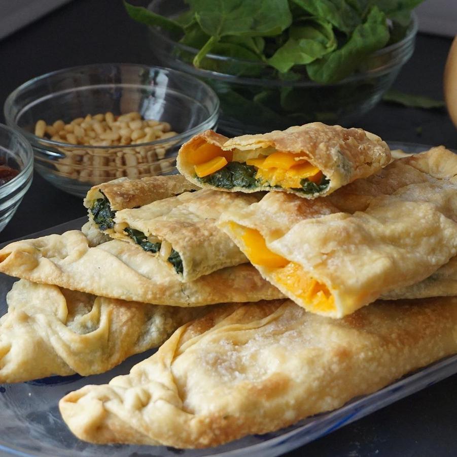 Empanada de calabaza y espinacas. Anna, del blog Recetas fáciles, es la autora de esta receta en la que hay que formar una masa hasta formar panecillos. Lo más interesante es rellenarlos de calabaza o de espinacas. Se hornea hasta dorar.