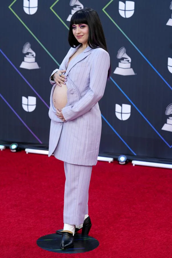 Mon Laferte, en la alfombra roja de los Grammy Latinos 2021. Con un llamativo traje de chaque con raya diplomática y luciendo barriga de embarazada.