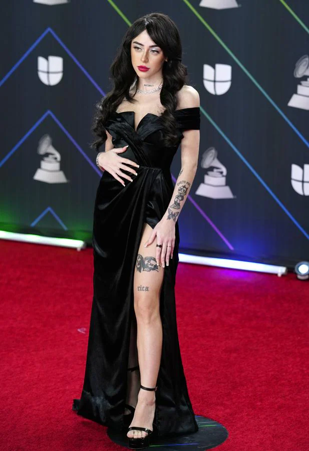 Nicky Nicole, en la alfombra roja de los Grammy Latinos 2021. Con vestido negro y abertura lateral.